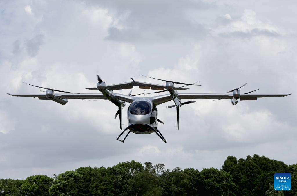 V2000CG CarryAll, sebuah pesawat berlepas dan mendarat elektronik menegak (eVTOL) elektrik berkapasiti dua tan, mengadakan demonstrasi penerbangan di pangakalan ujian penerbangan di Kunshan, Provinsi Jiangsu di timur China pada 22 Julai 2025. (Xinhua/Fang Zhe)